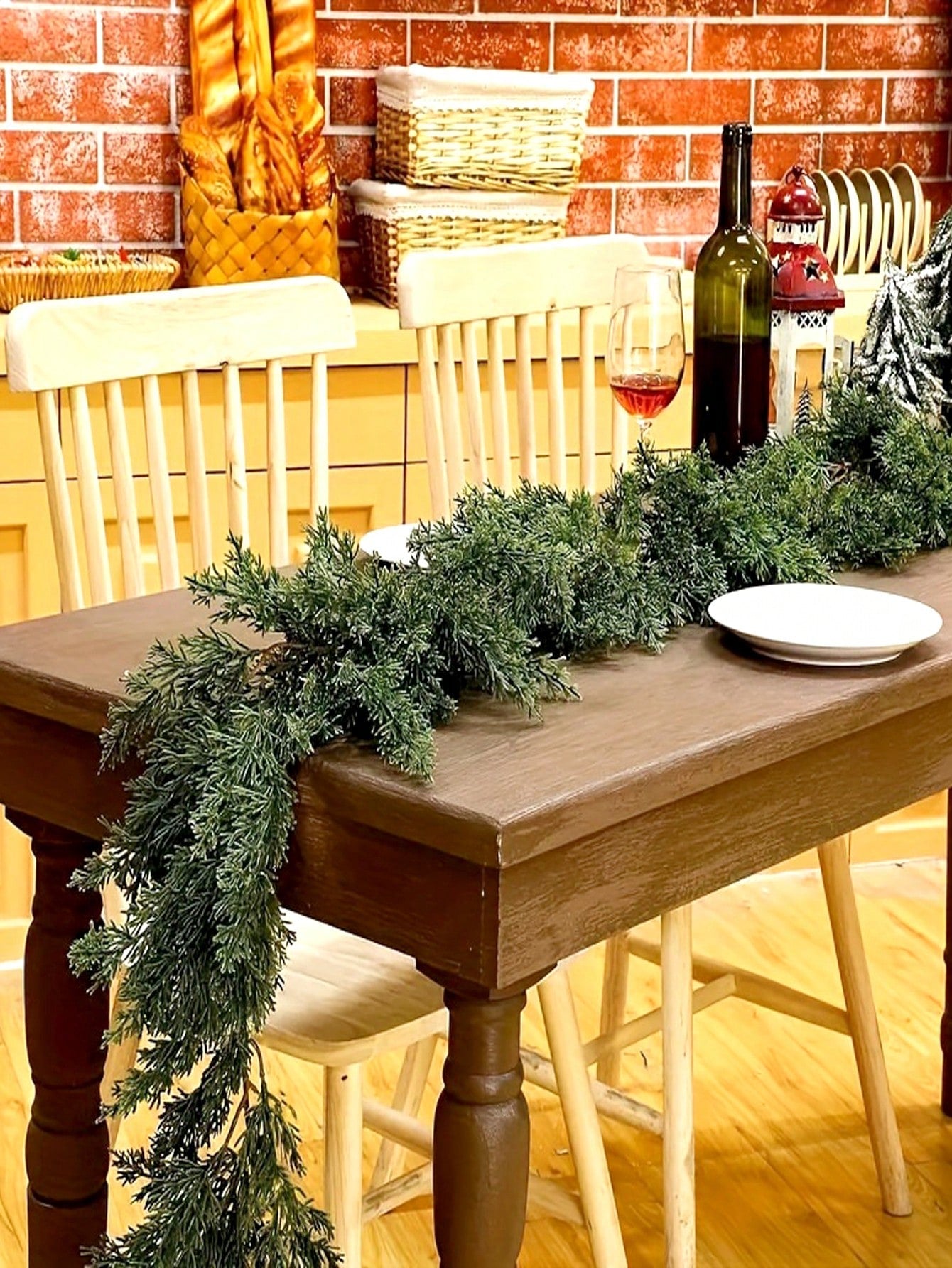 decorate table for christmas​

